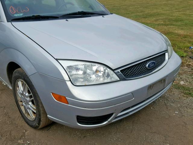 1FAFP34N85W268835 - 2005 FORD FOCUS ZX4 SILVER photo 9