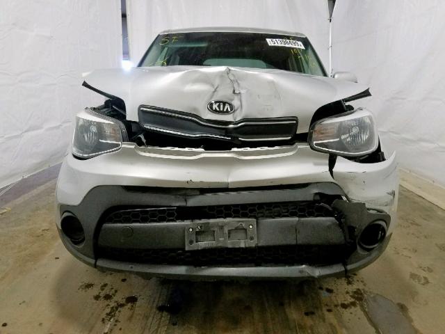 KNDJN2A23H7425586 - 2017 KIA SOUL SILVER photo 9