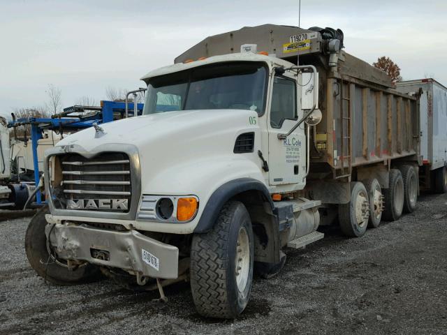 1M2AG11C86M047062 - 2006 MACK 700 CV700 WHITE photo 2