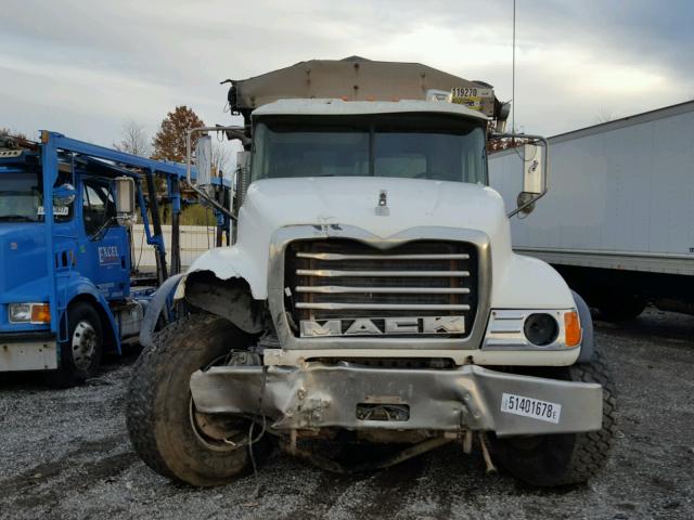 1M2AG11C86M047062 - 2006 MACK 700 CV700 WHITE photo 9