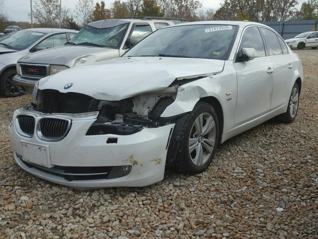 WBANV13599C155689 - 2009 BMW 528 XI WHITE photo 2