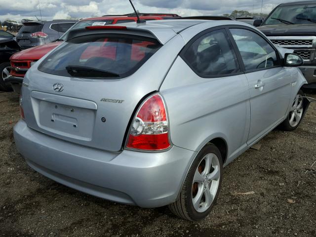 KMHCN36C38U077169 - 2008 HYUNDAI ACCENT SE SILVER photo 4