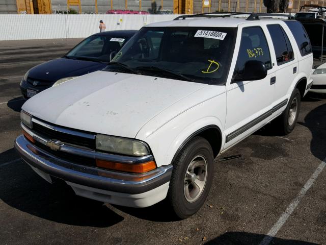 1GNCS13W4W2284718 - 1998 CHEVROLET BLAZER WHITE photo 2