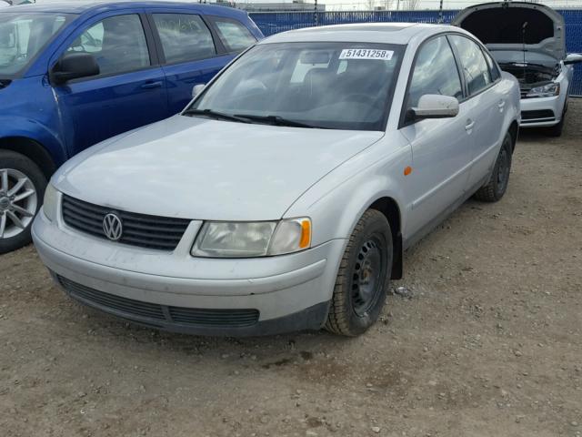 WVWAD63B6WE294038 - 1998 VOLKSWAGEN PASSAT GLS SILVER photo 2