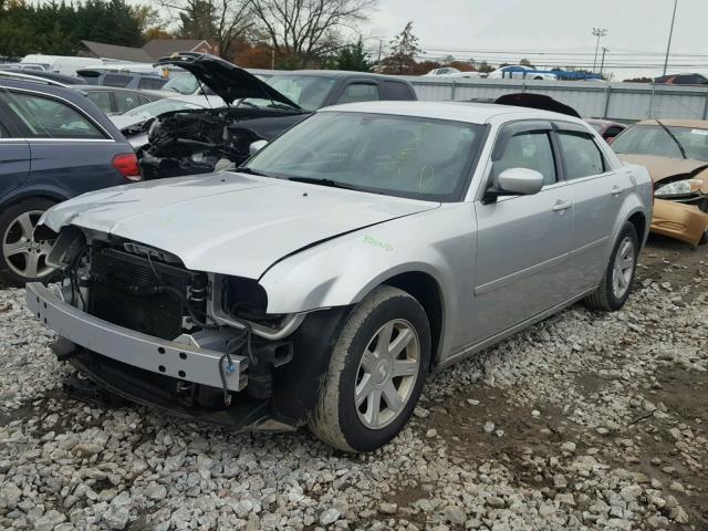 2C3JA53G05H505602 - 2005 CHRYSLER 300 TOURIN SILVER photo 2