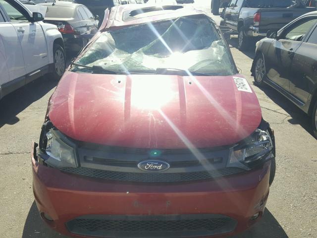 1FAHP3DN6AW165335 - 2010 FORD FOCUS SES RED photo 9