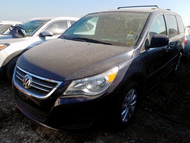 2C4RVABG1DR725241 - 2013 VOLKSWAGEN ROUTAN SE SILVER photo 2