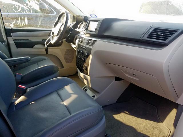 2C4RVABG1DR725241 - 2013 VOLKSWAGEN ROUTAN SE SILVER photo 5