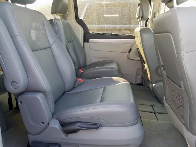 2C4RVABG1DR725241 - 2013 VOLKSWAGEN ROUTAN SE SILVER photo 6