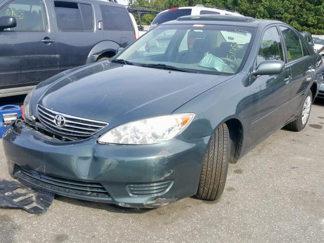4T1BE32KX5U030967 - 2005 TOYOTA CAMRY LE GREEN photo 2