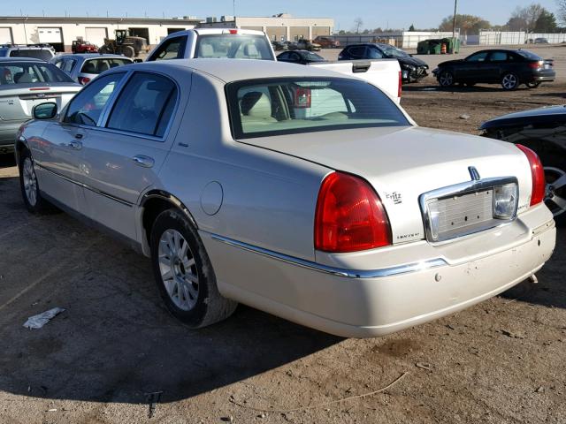 1LNHM83W04Y614510 - 2004 LINCOLN TOWN CAR U WHITE photo 3