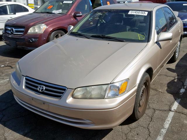 JT2BG22K010535810 - 2001 TOYOTA CAMRY CE BEIGE photo 2