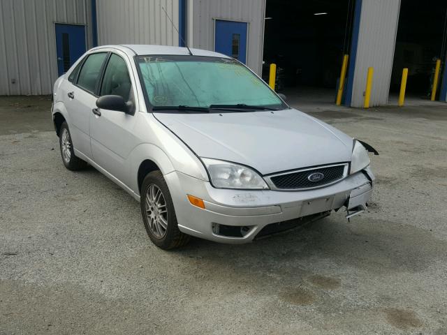 1FAFP34N85W272318 - 2005 FORD FOCUS ZX4 SILVER photo 1