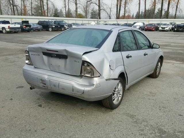 1FAFP34N85W272318 - 2005 FORD FOCUS ZX4 SILVER photo 4