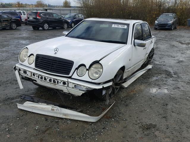 WDBJF65F5WA596789 - 1998 MERCEDES-BENZ E 320 WHITE photo 2