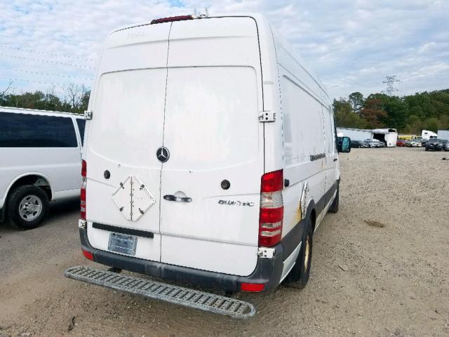 WD3PE8CB1B5593105 - 2011 MERCEDES-BENZ SPRINTER 2 WHITE photo 4