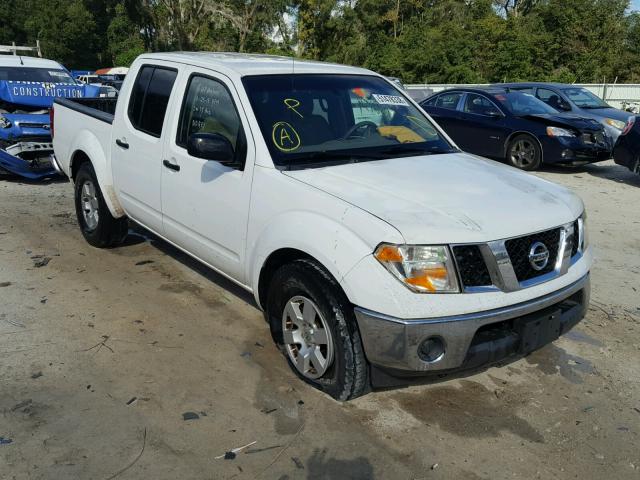 1N6AD07U08C405641 - 2008 NISSAN FRONTIER C WHITE photo 1