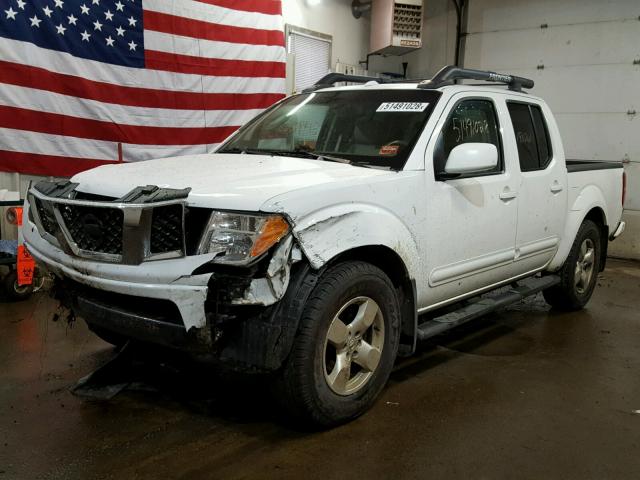 1N6AD07W36C455884 - 2006 NISSAN FRONTIER C WHITE photo 2