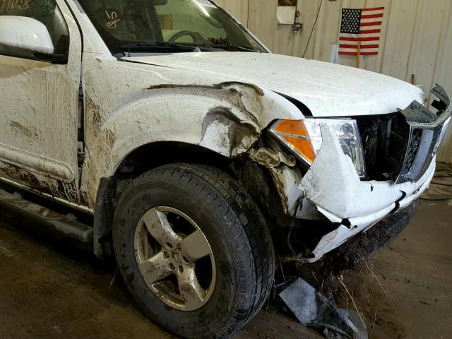 1N6AD07W36C455884 - 2006 NISSAN FRONTIER C WHITE photo 9