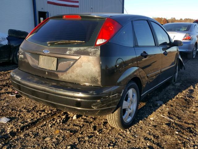 3FAFP37Z94R117017 - 2004 FORD FOCUS ZX5 BLACK photo 4