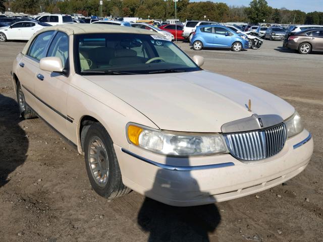 1LNFM83WXWY687992 - 1998 LINCOLN TOWN CAR C CREAM photo 1