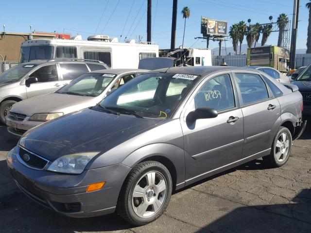 1FAHP34N97W271576 - 2007 FORD FOCUS ZX4 GRAY photo 2