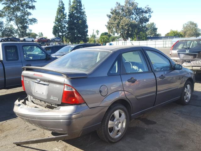 1FAHP34N97W271576 - 2007 FORD FOCUS ZX4 GRAY photo 4