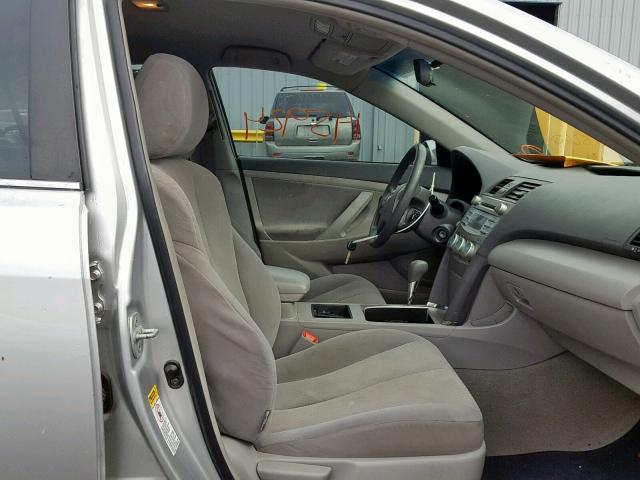 4T4BE46KX8R018571 - 2008 TOYOTA CAMRY CE SILVER photo 5