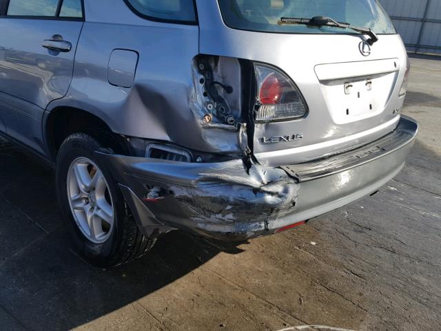 JTJGF10U720126586 - 2002 LEXUS RX 300 SILVER photo 9