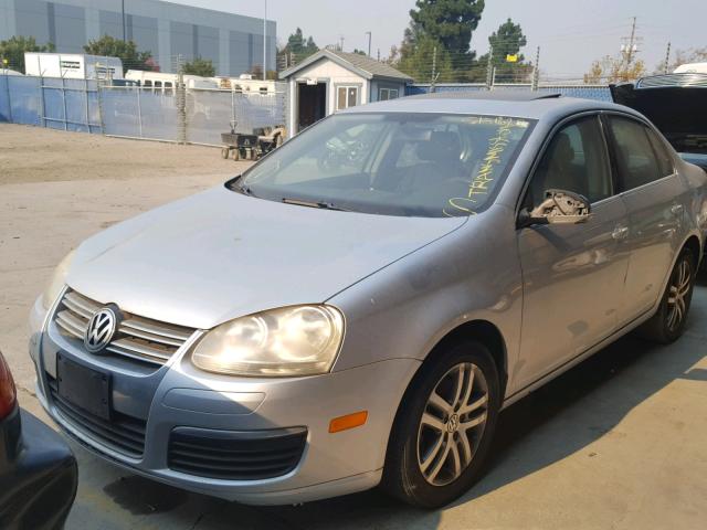 3VWSG71K46M777698 - 2006 VOLKSWAGEN JETTA 2.5 SILVER photo 2