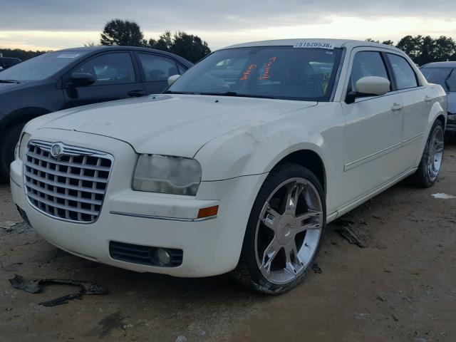 2C3KA53G06H110387 - 2006 CHRYSLER 300 TOURIN WHITE photo 2