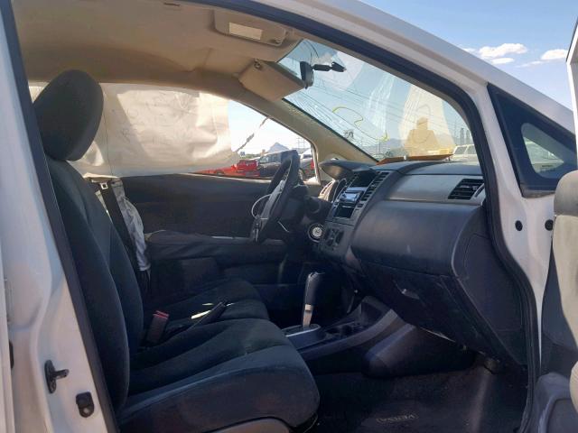 3N1BC1AP2AL456137 - 2010 NISSAN VERSA S WHITE photo 5