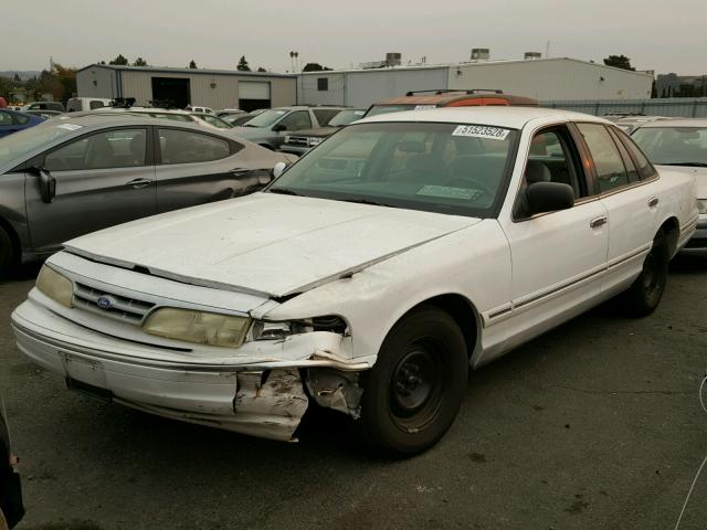 2FALP73W3TX137303 - 1996 FORD CROWN VICT WHITE photo 2