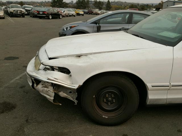 2FALP73W3TX137303 - 1996 FORD CROWN VICT WHITE photo 9