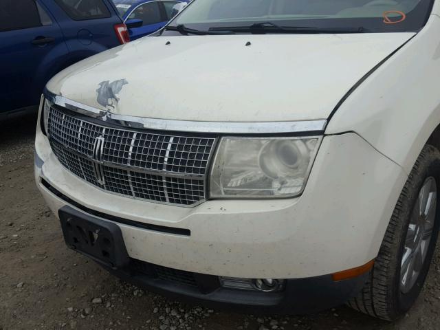 2LMDU88C17BJ28078 - 2007 LINCOLN MKX WHITE photo 9