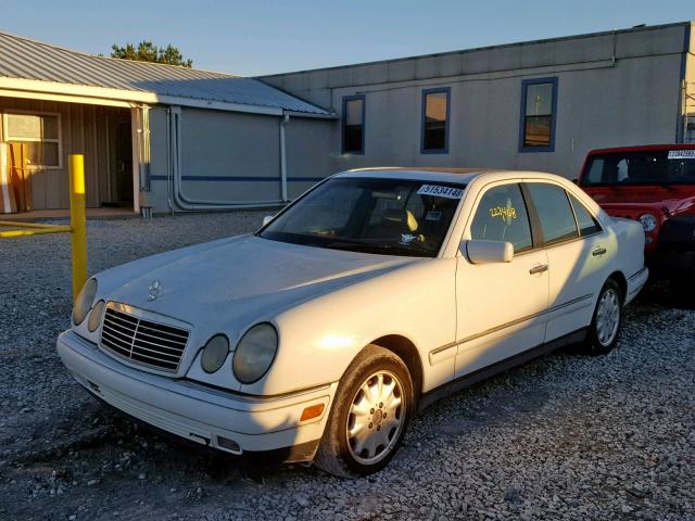 WDBJF65F8WA525134 - 1998 MERCEDES-BENZ E 320 WHITE photo 2