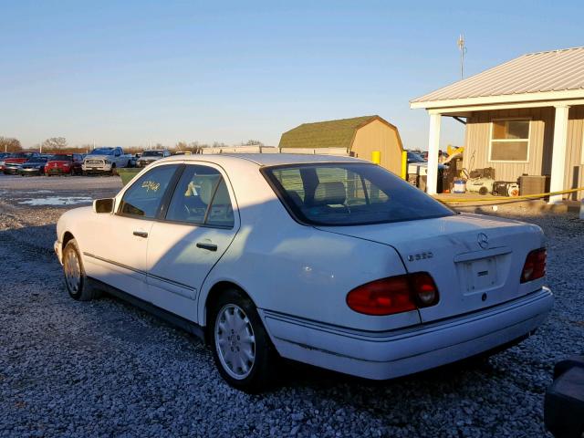 WDBJF65F8WA525134 - 1998 MERCEDES-BENZ E 320 WHITE photo 3