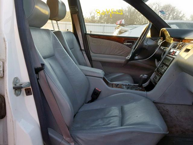 WDBJF65F8WA525134 - 1998 MERCEDES-BENZ E 320 WHITE photo 5