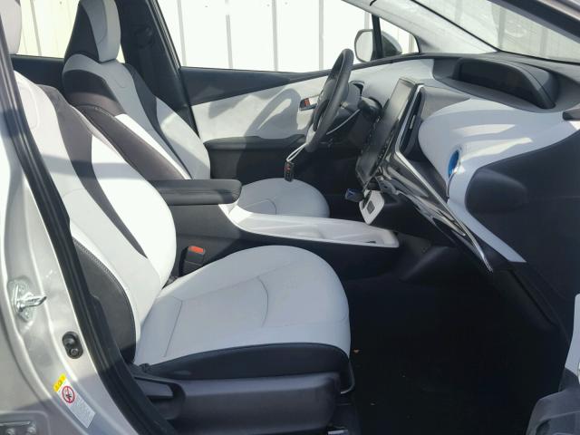 JTDKARFP2J3076723 - 2018 TOYOTA PRIUS PRIM ვერცხლისფერი ფოტო 5