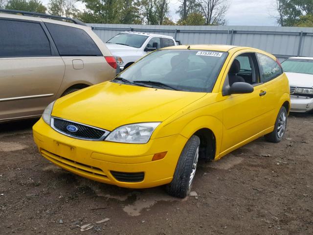 1FAFP31N96W198672 - 2006 FORD FOCUS ZX3 YELLOW photo 2