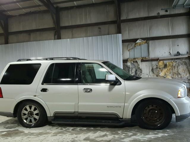 5LMFU28R24LJ41789 - 2004 LINCOLN NAVIGATOR Ақ фото 9