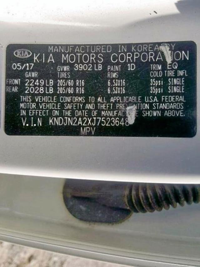 KNDJN2A2XJ7523648 - 2018 KIA SOUL WHITE photo 10