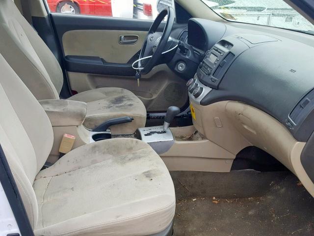 KMHDU46D28U483725 - 2008 HYUNDAI ELANTRA GL WHITE photo 5