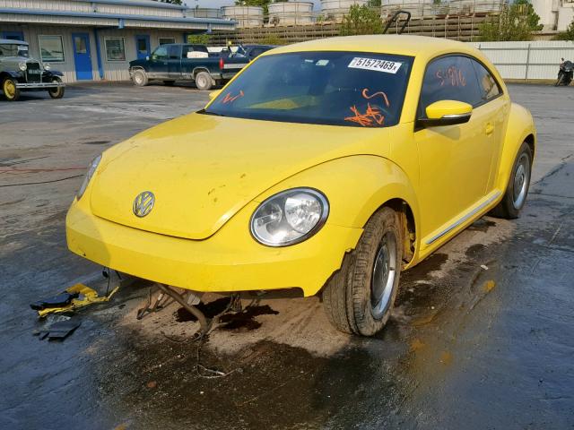 3VWJX7AT9CM660618 - 2012 VOLKSWAGEN BEETLE YELLOW photo 2