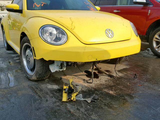 3VWJX7AT9CM660618 - 2012 VOLKSWAGEN BEETLE YELLOW photo 9