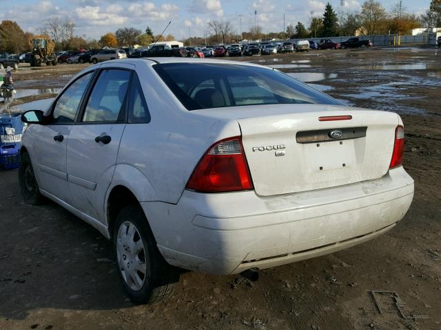 1FAFP34N17W101543 - 2007 FORD FOCUS ZX4 WHITE photo 3