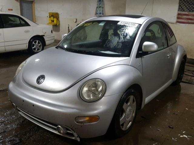 3VWCD21C5YM458726 - 2000 VOLKSWAGEN NEW BEETLE SILVER photo 2