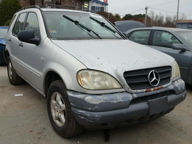 4JGAB54E2XA058483 - 1999 MERCEDES-BENZ ML 320 SILVER photo 1