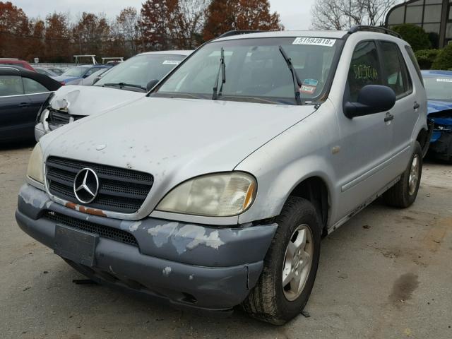 4JGAB54E2XA058483 - 1999 MERCEDES-BENZ ML 320 SILVER photo 2