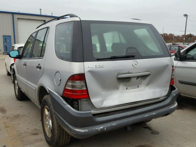 4JGAB54E2XA058483 - 1999 MERCEDES-BENZ ML 320 SILVER photo 3